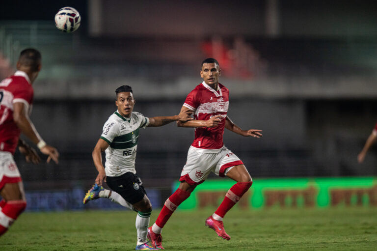 4ª derrota seguida: CRB domina, mas perde para o Coritiba no Rei Pelé com gol de pênalti no fim
