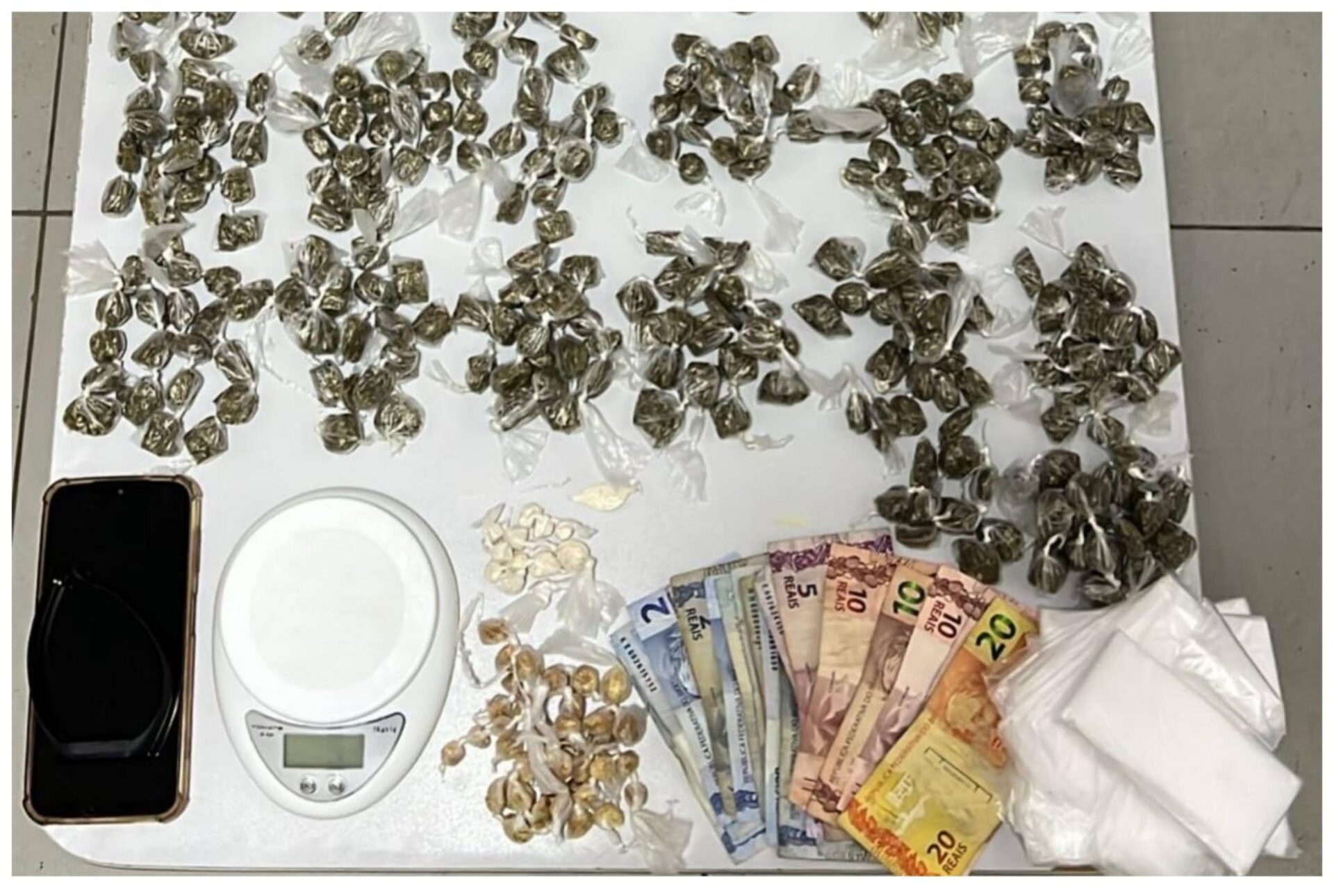 Policiais apreenderam encontraram 468g de maconha, 27g de crack e 7g de cocaína, além de dinheiro e balança/FOTO/ASCOM/PM