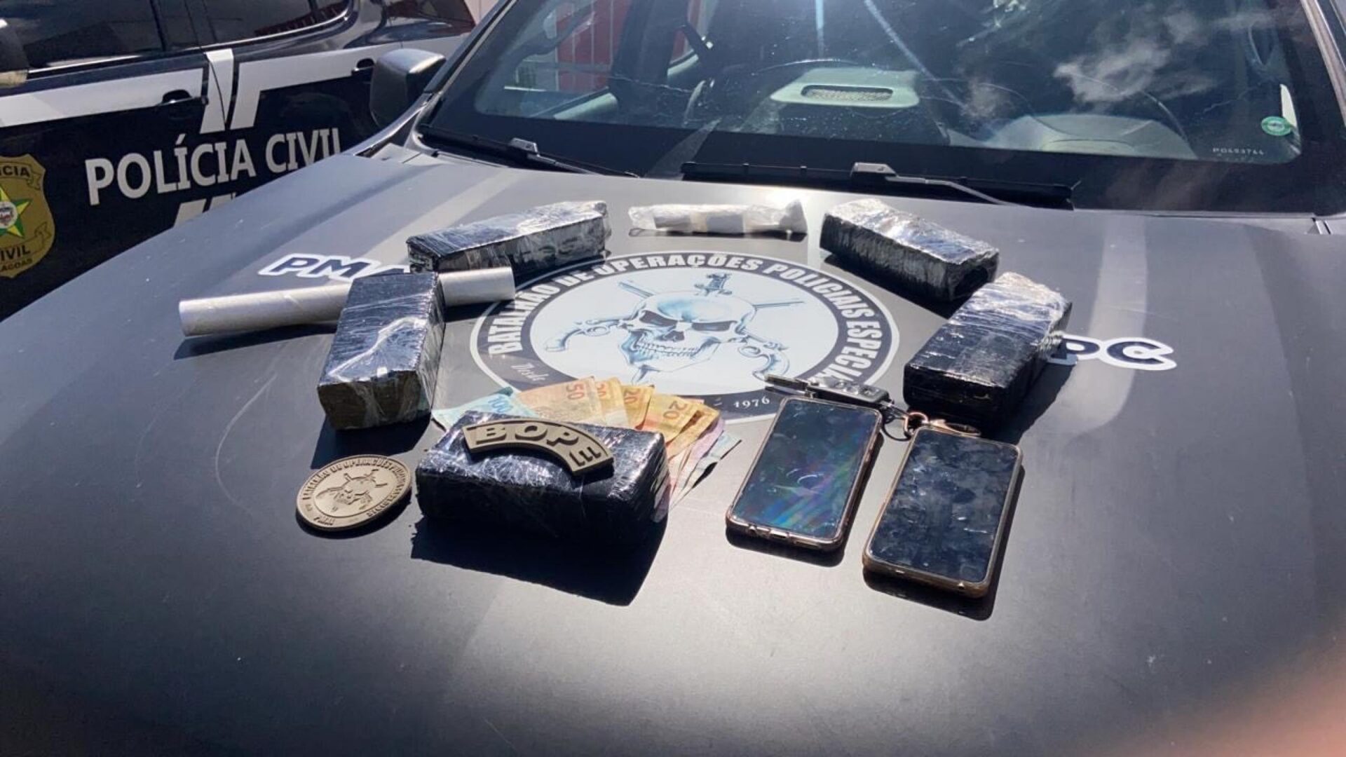 Suspeito transportava cinco tabletes de cocaína em veículo/FOTO/ASCOM/PM