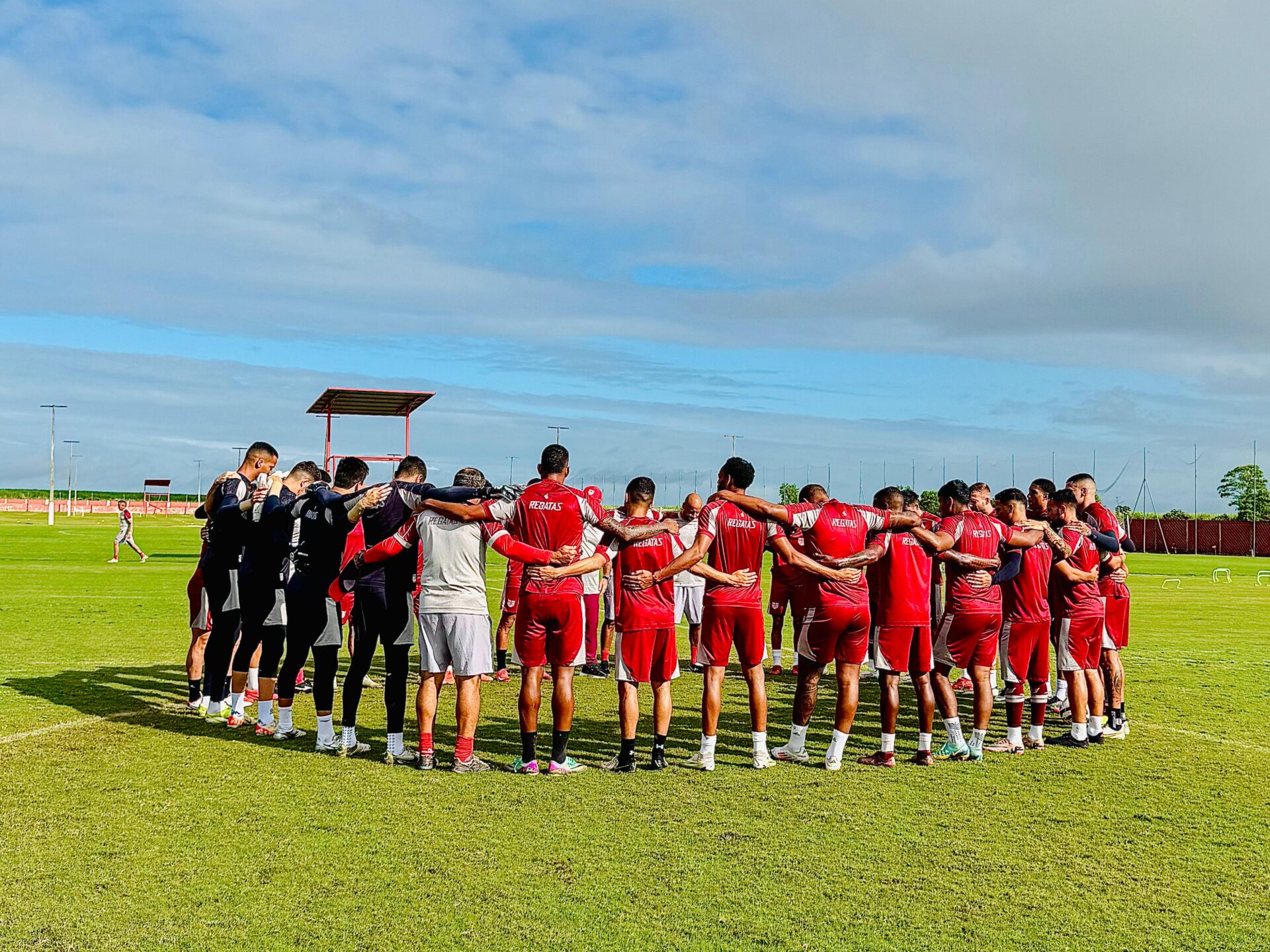 Após o treino pela manhã, a delegação regatiana embarcou por volta de 12h deste domingo Foto: Karine Santos