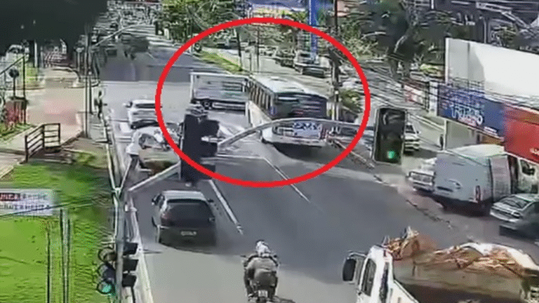 [Vídeo] Câmera flagra o exato momento do acidente entre ambulância e ônibus na Fernandes Lima, em Maceió