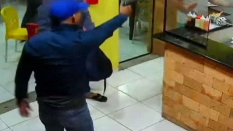 [Vídeo] Armados, criminosos invadem hamburgueria e assaltam clientes no Antares