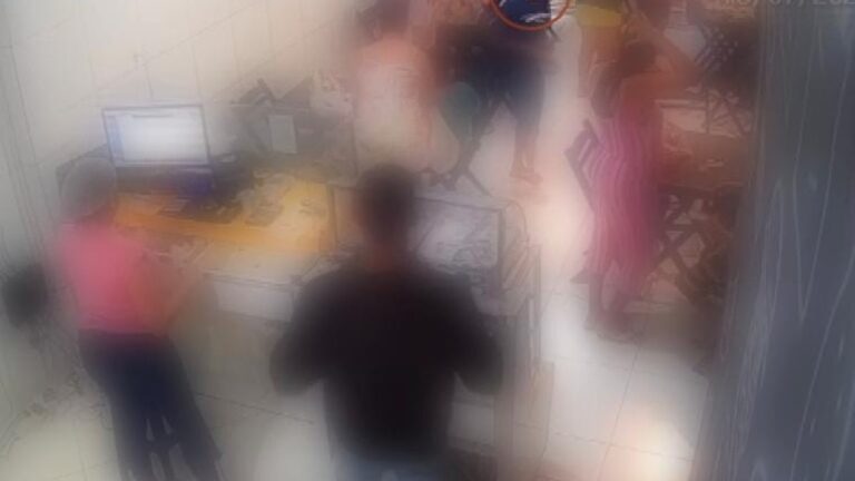 [Vídeo] Ladrão invade pizzaria no Jacintinho, assalta clientes e foge após grito de criança