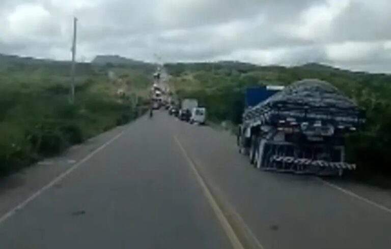 Acidente entre caçamba e carro deixa dois feridos na AL-220, em Delmiro Gouveia