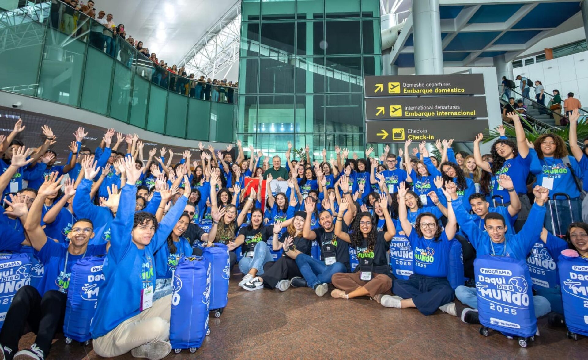 Comitiva de estudantes e professores embarcou neste sábado para intercâmbio na Inglaterra/FOTO/ Thiago Sampaio