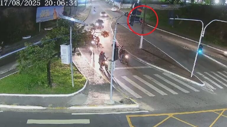 Câmeras de segurança registram atropelamento de pedestre por motocicleta em Maceió