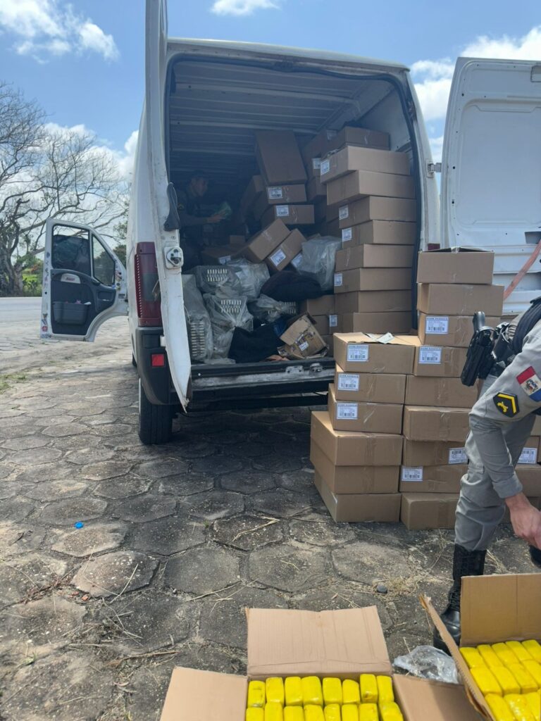 Van encontrada com quase 1 tonelada de maconha em AL iria de SP para SE, mas desviou da rota