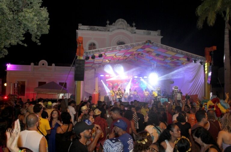 Primeira noite do Carnaval É Massa movimenta Jaraguá com diversidade cultural